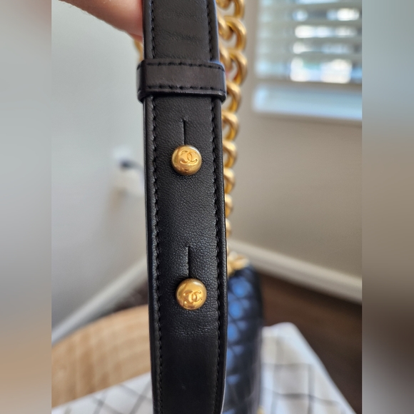 CHANEL Caviar Quilted Medium Boy Flap Black - Picture 13 of 15